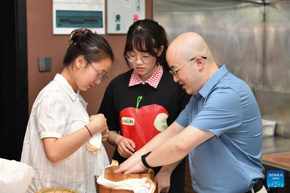 Sepasukan pelajar dari Akademi Yuelu Universiti Hunan sedang memasak nasi mengikut resipi yang tercatat dalam manuskrip bertajuk ‘Shi Fang’, sebuah teks purba pada zaman Dinasti Han Barat (202 SM – 8 Masihi) di Changsha, Provinsi Hunan di tengah China pada 17 April 2025. (Xinhua/Chen Zhenhai)