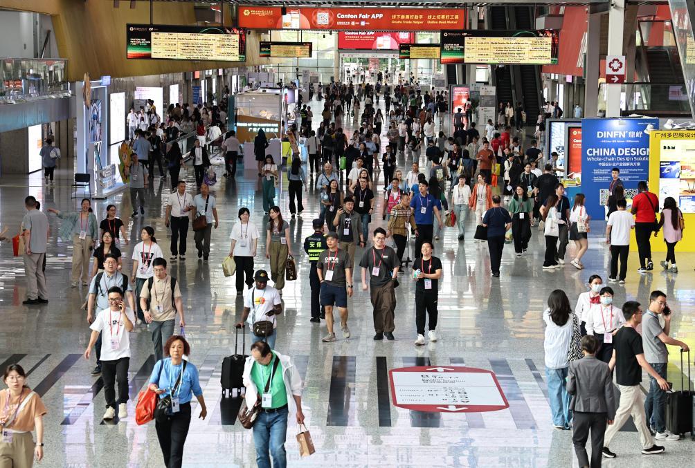 Foto ini memperlihatkan suasana Pameran Import dan Eksport China ke-137 di Guangzhou, Provinsi Guangdong di selatan China pada 5 Mei 2025. Turut dikenali sebagai Canton Fair, acara itu melabuhkan tirainya pada Isnin, dengan pihak penganjur mengumumkan penyertaan pembeli luar negara melebihi 288,000 orang. (Xinhua/Huang Guobao)