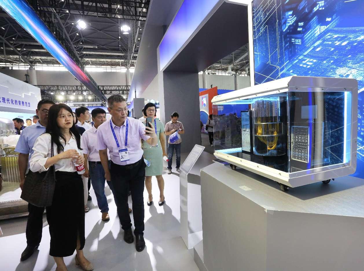 Origin Wukong, komputer kuantum superkonduktor generasi ketiga yang dibangunkan secara sepenuhnya oleh China, dipamerkan pada Konvensyen Pembuatan Dunia 2024 yang diadakan di Hefei, Provinsi Anhui, timur China pada 20 September 2024. (People’s Daily Online/Wang Yushi)