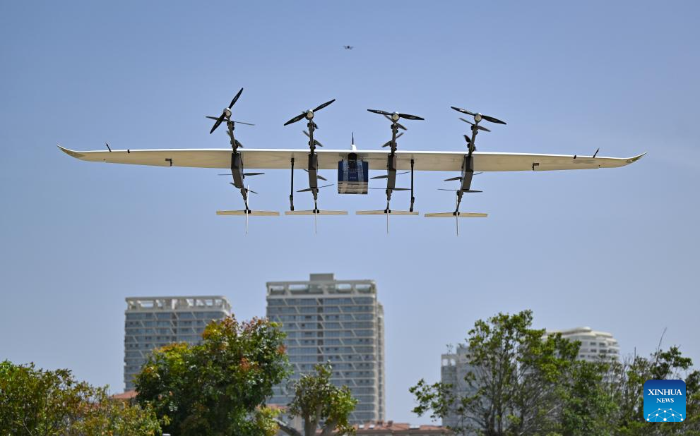 Sebuah dron logistik bermuatan barangan menuju ke Pelabuhan Xuwen di provinsi Guangdong, berlepas dari luar dewan pameran Ekspo Barangan Pengguna Antarabangsa China (CICPE) di Haikou, provinsi Hainan, selatan China, 14 April 2025. (Xinhua/Guo Cheng) 