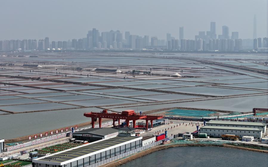 Foto dron yang diambil pada 19 Mei 2025 ini menunjukkan tapak pembinaan projek Terowong Jingu Haihe Rel Kelajuan Tinggi Tianjin-Weifang di Tianjin, utara China. (Xinhua/Li Ran)