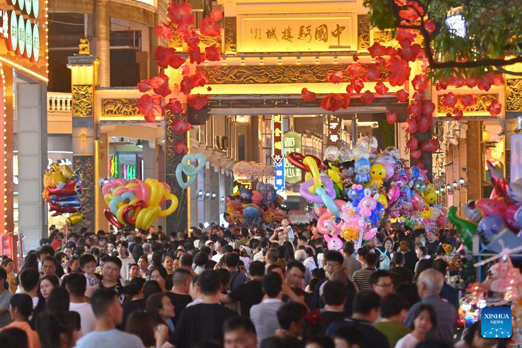 Orang ramai berjalan-jalan di Wuzhou, wilayah autonomi Zhuang Guangxi, selatan China, 1 Mei 2025. (Xinhua/Huang Xiaobang)