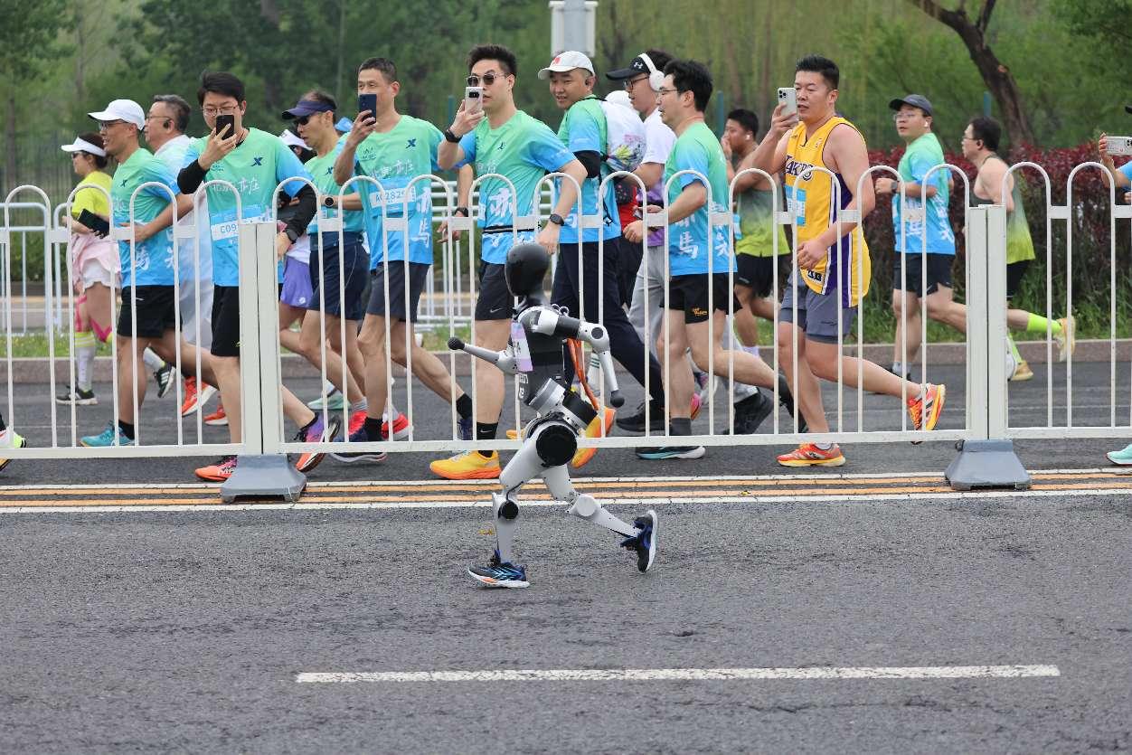 Pada 19 April 2025, separa maraton robot manusia Beijing telah dimulakan, sekali gus menandakan robot dan manusia buat julung-julung kalinya berlari di sepanjang laluan yang sama, tetapi pada trek yang berasingan. (People’s Daily Online/Feng Junshan)