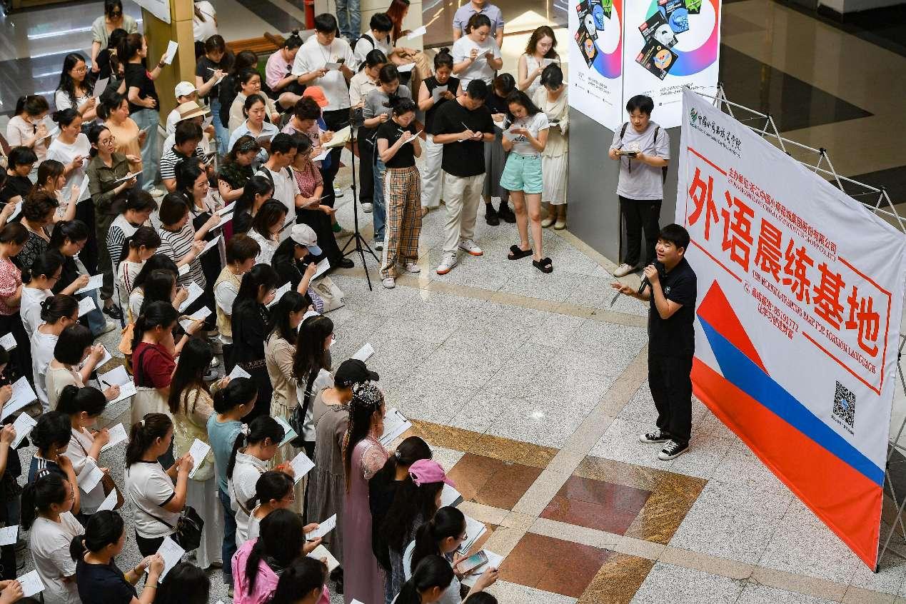 Peniaga pasaran Yiwu menghadiri kelas bahasa Sepanyol, 14 Mei 2025. Pada Mac tahun ini, pasaran mula menawarkan kursus Bahasa Inggeris, Arab dan Sepanyol percuma untuk meningkatkan daya saing global peniaga. (People's Daily Online/Shi Kuanbing)