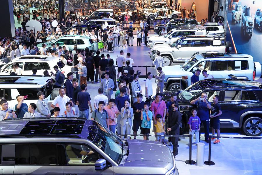 Pengunjung melawat reruai BYD semasa Pameran Auto Antarabangsa Kawasan Teluk Besar Guangdong-Hong Kong-Macau di Shenzhen, Provinsi Guangdong, selatan China pada 31 Mei 2025. (Xinhua/Liang Xu)