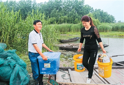 Sekeping gambar yang menunjukkan Chen Lanxiang dan suaminya, Zhang Zhouhua pada enam tahun lalu di Ma’anshan, Provinsi Anhui, di timur China. (Foto ihsan individu yang diwawancara)