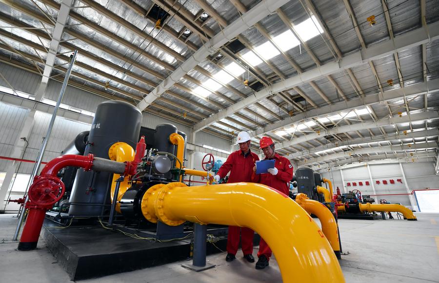 Foto bertarikh 25 Jun 2022 ini menunjukkan para pekerja sedang memeriksa peralatan di bengkel sebuah pangkalan lombong metana lapisan batu arang di kaunti Qinshui, provinsi Shanxi, utara China.(Xinhua/Wang Feihang)
