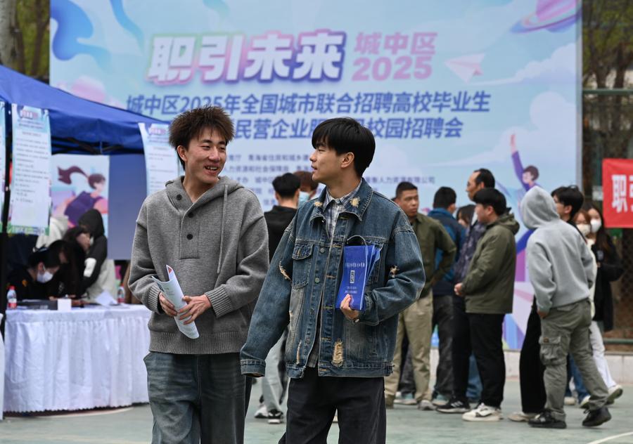Foto mahasiswa menyertai pesta kerjaya kampus yang diadakan di Kolej Teknologi Seni Bina Xining di Provinsi Qinghai, barat laut China, pada 23 April 2025. (Xinhua/Qi Zhiyue)