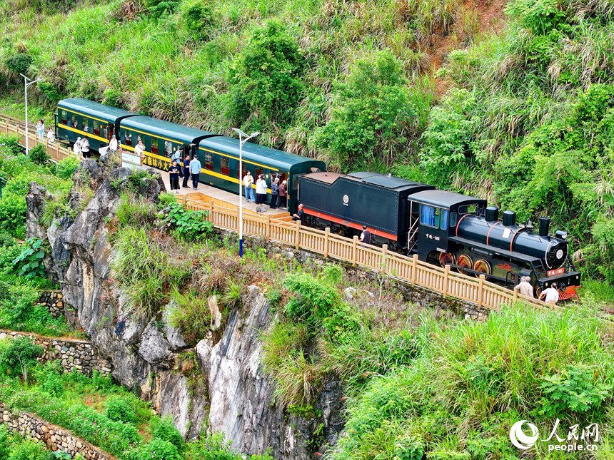 Pelancong menaiki kereta api persiaran di kampung Meishui, kaunti Shangyou, provinsi Jiangxi. (People’s Daily Online/Zhu Haipeng)