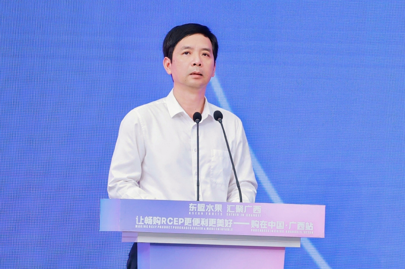 Li Shuo, timbalan pengarah perdagangan Guangxi ketika menyampaikan ucapannya semasa majlis perasmian acara beli-belah di Nanning, Guangxi. 
