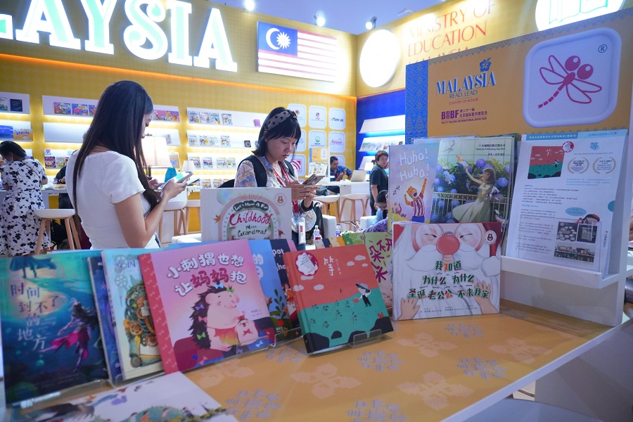 Pengunjung tempatan melawat buku yang dipamerkan di Pavilion Malaysia di BIBF 2025 di Beijing, ibu negara China pada Rabu. (People’s Daily Online/ Yang Chunyan)