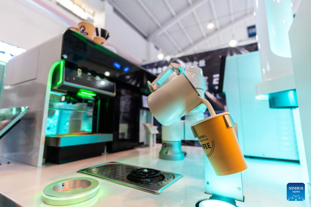 Sebuah robot membuat kopi semasa Ekspo China-Asia Selatan yang ke-9 di Kunming, Provinsi Yunnan di barat daya China pada 22 Jun 2025. (Xinhua/Gao Yongwei)