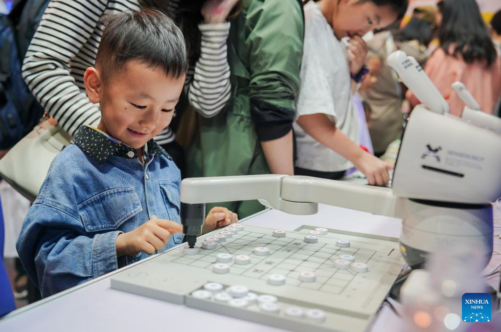 Kanak-kanak bermain catur China dengan robot semasa Ekspo China-Asia Selatan yang ke-9 di Kunming, Provinsi Yunnan di barat daya China pada 22 Jun 2025. (Xinhua/Gao Yongwei)