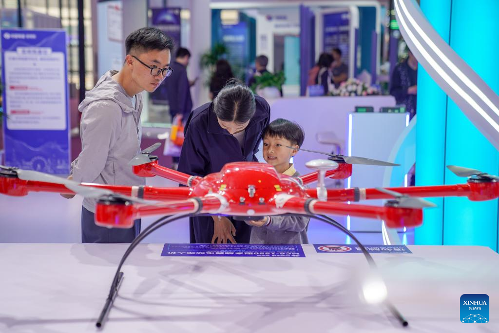 Para pelawat sedang melihat sebuah dron semasa Ekspo China-Asia Selatan yang ke-9 di Kunming, Provinsi Yunnan di barat daya China pada 22 Jun 2025. (Xinhua/Peng Yikai)