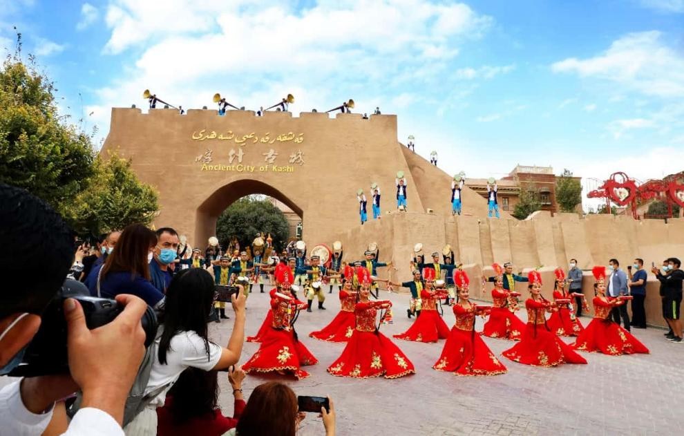 Penari sedang membuat persembahan di bahagian luar kota purba Kashgar bagi mengalu-alukan kedatangan pelancong. (Foto oleh Wang Zhenqiang)