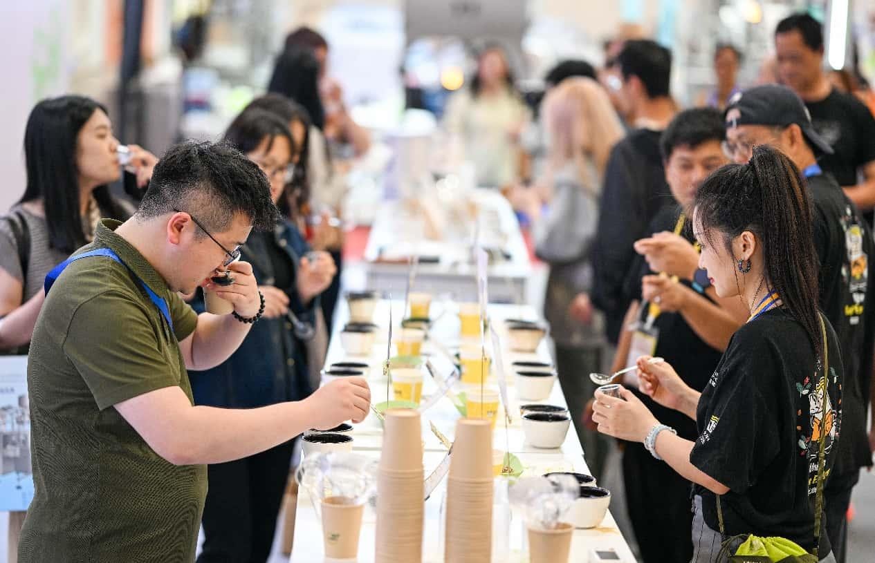 Pelawat mencuba kopi di Pesta Antarabangsa untuk Industri Kopi Kunshan 2025 di Provinsi Jiangsu, timur China pada 16 Mei 2025. (People’s Dialy Online/Dongfang Xu)