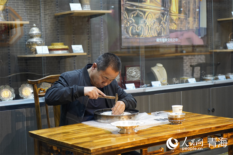 Wang Fubang menunjukkan kemahiran salut emas serta pembuatan kraf tembaga dan perak Huangzhong di sebuah dewan warisan budaya tidak ketara di Xining, Provinsi Qinghai di barat laut China. (People’s Daily Online/Ma Kexin)