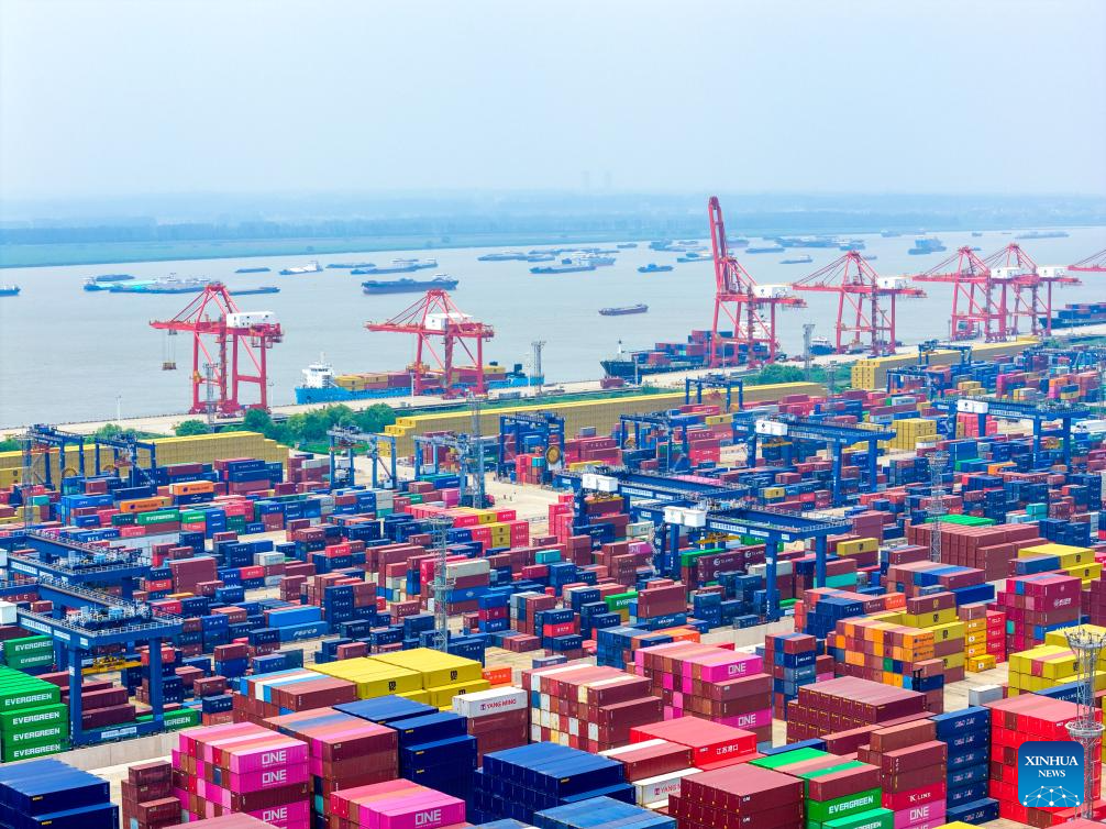 Foto udara yang diambil pada 10 Julai 2025 ini menunjukkan pemandangan Terminal Kontena Longtan di Pelabuhan Nanjing, provinsi Jiangsu, timur China. (Foto oleh Yang Suping/Xinhua)