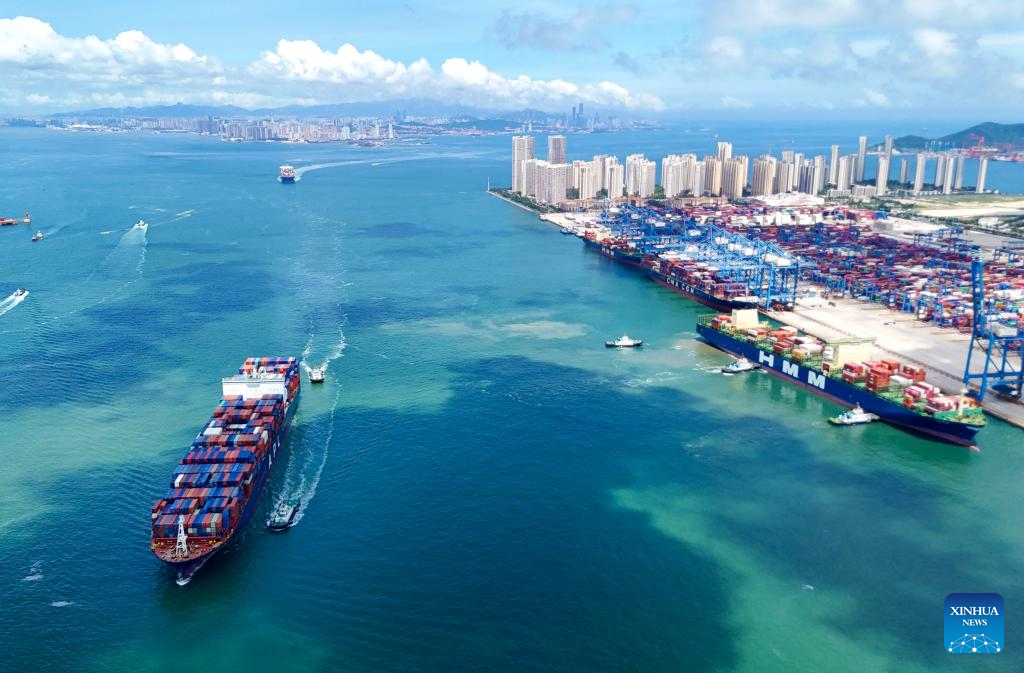Foto udara yang diambil pada 8 Julai 2025 ini menunjukkan kapal-kapal kontena memasuki Pelabuhan Qingdao di provinsi Shandong, timur China. (Foto oleh Zhang Jingang/Xinhua)