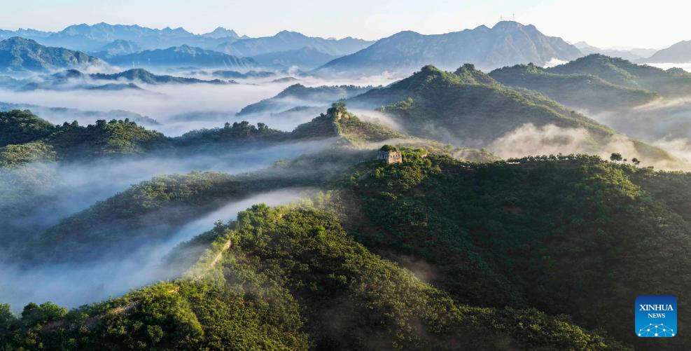 Foto dron yang diambil pada pagi 13 Julai 2025 ini memaparkan pemandangan seksyen Tembok Besar Hongshankou di bandar Zunhua, provinsi Hebei, utara China. (Foto oleh Liu Mancang/Xinhua)