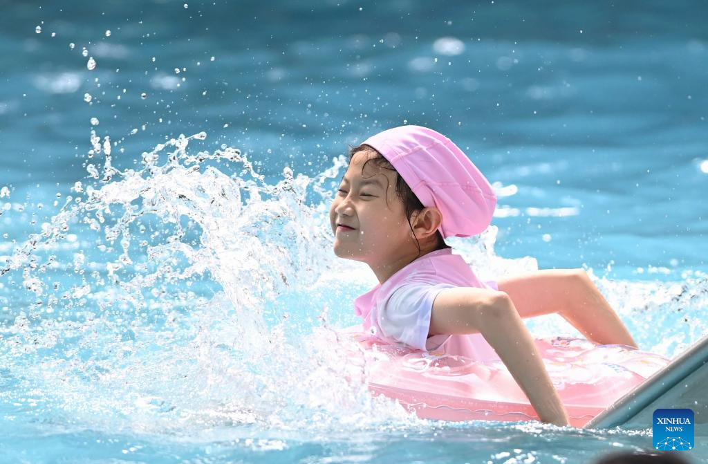 Seorang budak perempuan seronok bermain air di sebuah taman air di bandar Zaozhuang, provinsi Shandong, timur China, 12 Julai 2025. (Foto oleh Li Zhijun/Xinhua)