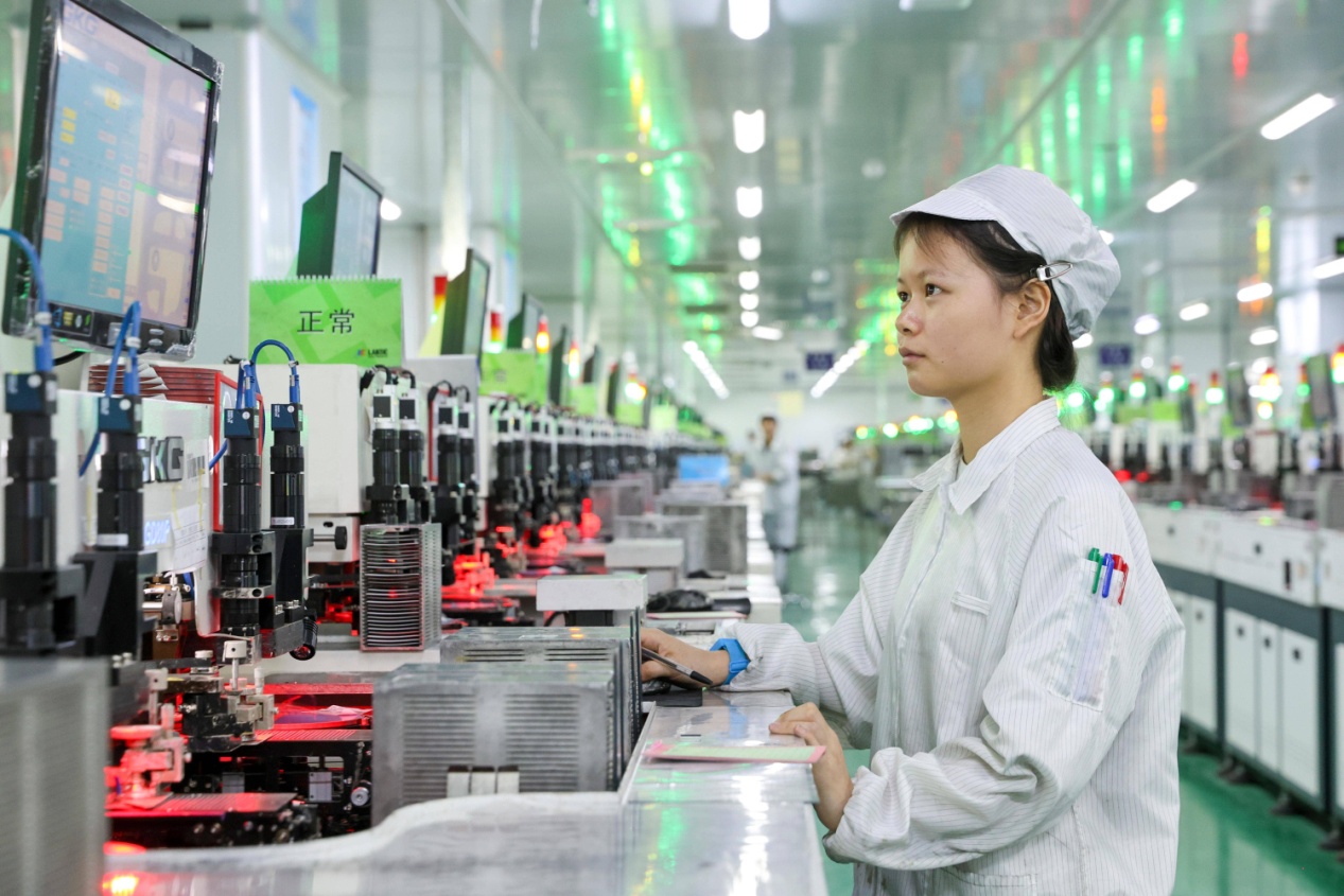 Seorang wanita bekerja di barisan pengeluaran pintar di fasiliti Syarikat Jiangxi Lanke Semiconductor yang berpangkalan di Provinsi Jiangxi, timur China. (People's Daily Online/Wei Dongsheng)