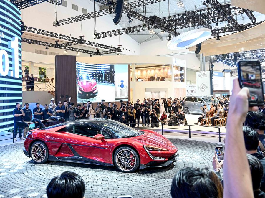 Orang ramai melawat reruai jenama Denza milik China semasa hari media eksklusif Pameran Auto Antarabangsa Indonesia GAIKINDO (GIIAS) 2025 di Pameran Konvensyen Indonesia di Tangerang, Banten, Indonesia pada 23 Julai 2025. (Xinhua/Agung Kuncahaya B.)