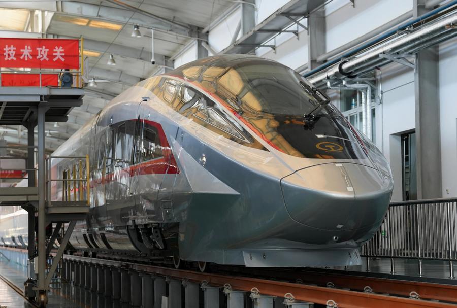 Foto memperlihatkan sebuah prototaip kereta api laju CR450 yang sedang diuji di Beijing, ibu negara China pada 25 Februari 2025. (Xinhua/Xing Guangli)