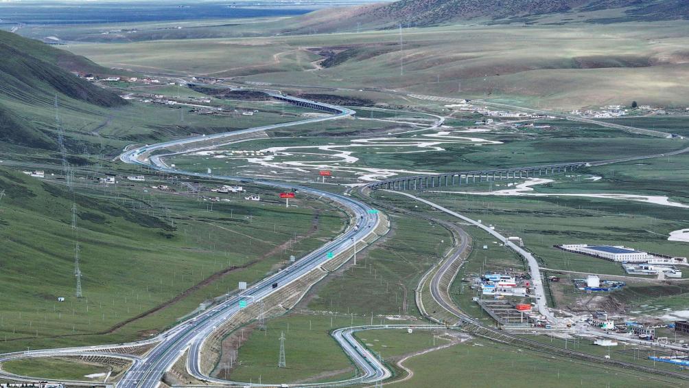 Foto menyaksikan salah satu seksyen Lebuh Raya Beijing-Xizang di Lhasa, Wilayah Autonomi Xizang di barat daya China. (Foto oleh Zhao Qirui)