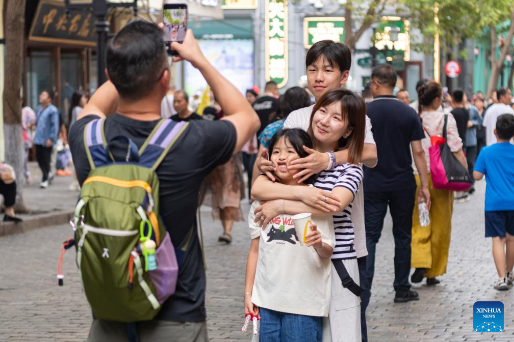 Pelancong bergambar di Central Street di Harbin, Provinsi Heilongjiang, timur laut China pada 1 Ogos 2025. (Xinhua/Xie Jianfei)