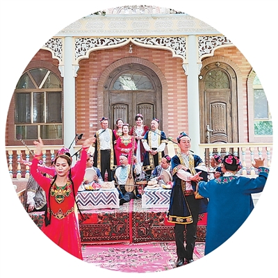 Para pelakon membuat persembahan di pusat warisan Muqam di pekan Lukqun, kaunti Shanshan, bandar Turpan di Wilayah Autonomi Uygur Xinjiang di barat laut China. (Foto ihsan jabatan publisiti jawatankuasa PKC kaunti Shanshan)