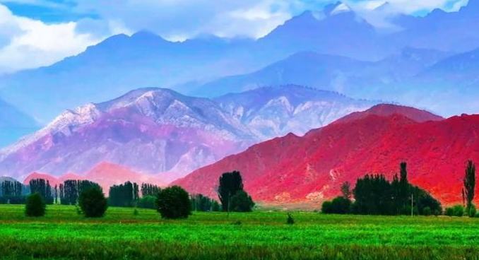 Pemandangan Warna-warni di Kampung Tavan Gamit Pelancong