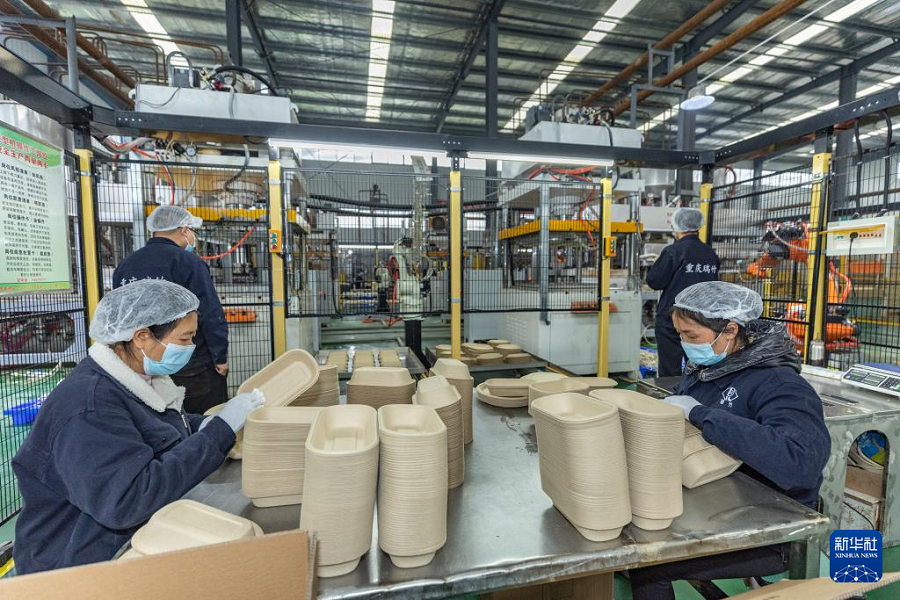 Foto menunjukkan sebuah bengkel pengeluaran peralatan makan berasaskan buluh di Kaunti Zhongxian, Chongqing, barat daya China. (Foto/Xinhua)