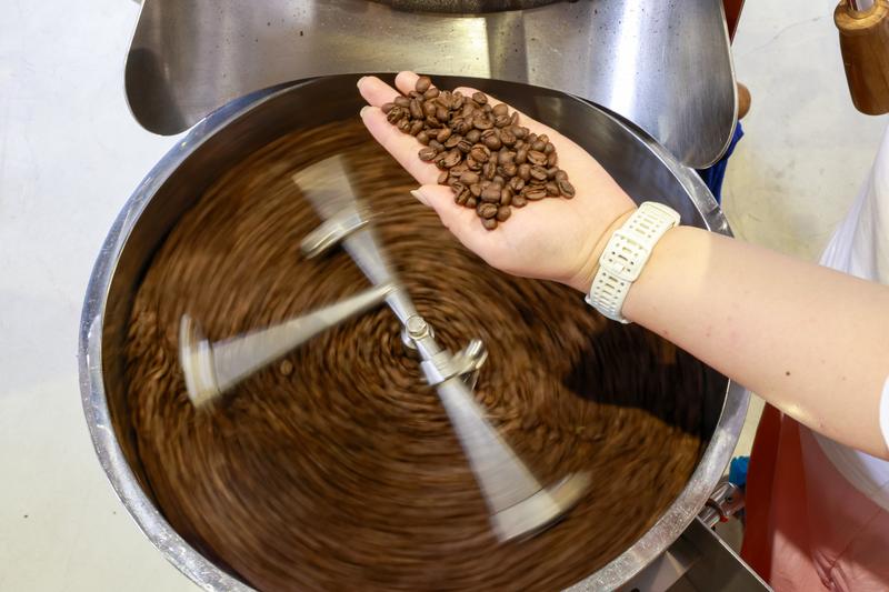 Seorang pembantu kedai sedang memanggang biji kopi di sebuah kedai kopi di Guiyang, Provinsi Guizhou, barat daya China, pada 9 Jun 2025. (Foto/Xinhua)