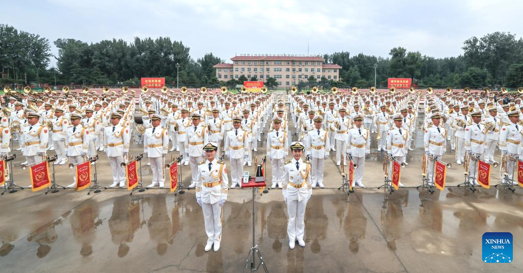 Para anggota kumpulan pancaragam Tentera Pembebasan Rakyat China mengambil bahagian dalam latihan yang diadakan pada 12 Ogos 2025 untuk Sambutan Ulang Tahun ke-80 Kemenangan Perang Rakyat China Menentang Pencerobohan Jepun dan Perang Anti-Fasis Dunia kelak. (Xinhua/Yin Gang)