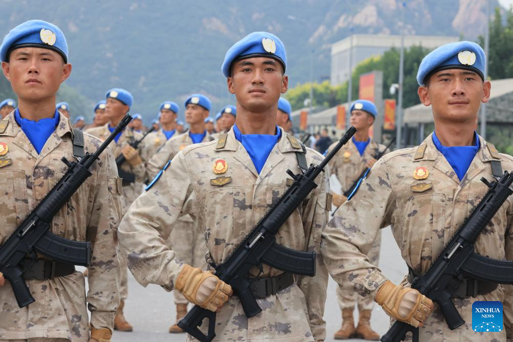 Para peserta mengambil bahagian dalam latihan yang diadakan pada 12 Ogos 2025 untuk Sambutan Ulang Tahun ke-80 Kemenangan Perang Rakyat China Menentang Pencerobohan Jepun dan Perang Anti-Fasis Dunia kelak. (Xinhua/Yin Gang)