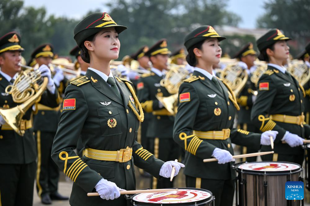 Para anggota kumpulan pancaragam Tentera Pembebasan Rakyat China mengambil bahagian dalam latihan yang diadakan pada 12 Ogos 2025 untuk Sambutan Ulang Tahun ke-80 Kemenangan Perang Rakyat China Menentang Pencerobohan Jepun dan Perang Anti-Fasis Dunia kelak.