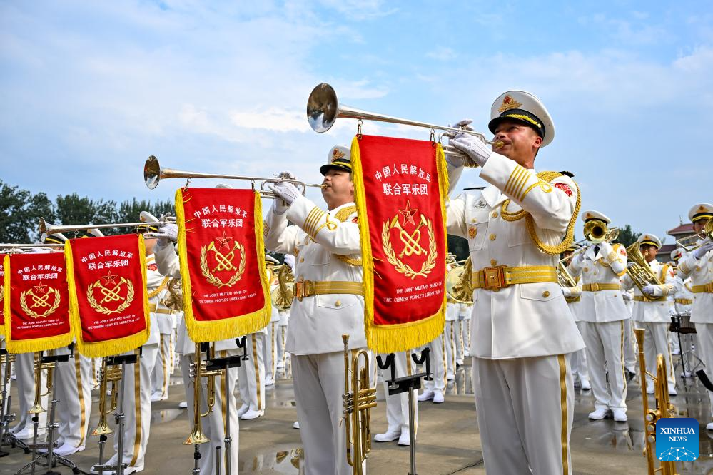 Para anggota kumpulan pancaragam Tentera Pembebasan Rakyat China mengambil bahagian dalam latihan yang diadakan pada 12 Ogos 2025 untuk Sambutan Ulang Tahun ke-80 Kemenangan Perang Rakyat China Menentang Pencerobohan Jepun dan Perang Anti-Fasis Dunia kelak. (Xinhua/Zhang Cheng)