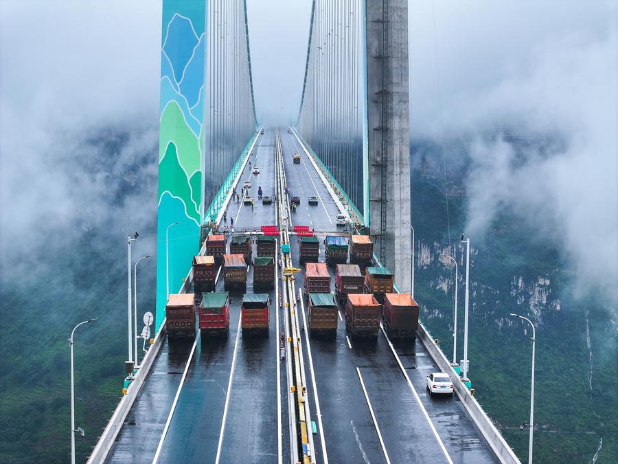 Foto yang diambil menggunakan dron pada 21 Ogos 2025 ini memperlihatkan satu ujian beban sedang dilaksanakan di Jambatan Ngarai Besar Huajiang di Provinsi Guizhou, barat daya China. (Xinhua/Yang Wenbin)