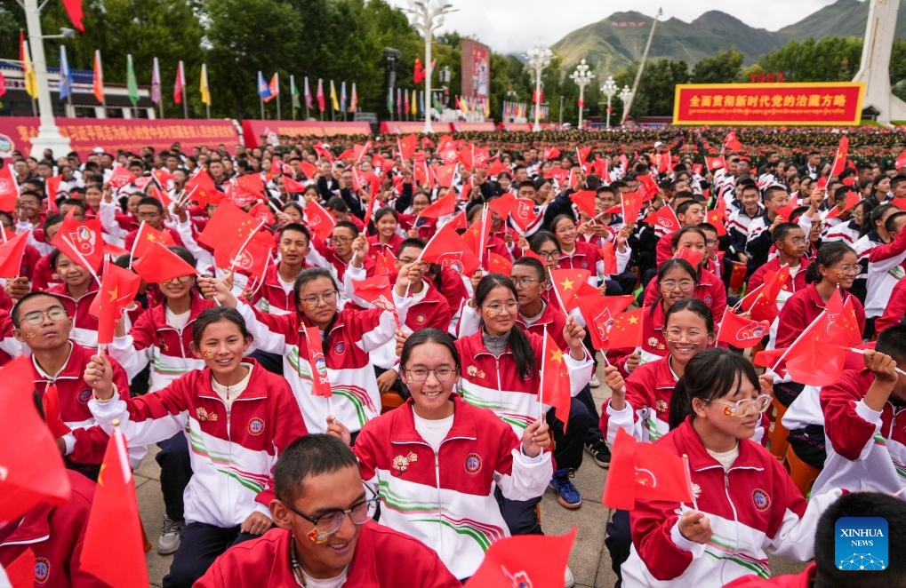 Orang ramai mengibarkan bendera semasa perhimpunan besar-besaran bagi meraikan sambutan ulang tahun ke-60 penubuhan Wilayah Autonomi Xizang pada 21 Ogos 2025. (Xinhua/Jigme Dorje)