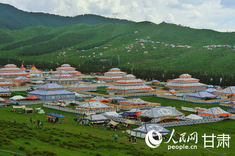 Pelancong bersiar-siar di Padang Rumput Dangzhou di bandar Hezuo, Kawasan Autonomi Tibet Gannan, Provinsi Gansu di barat laut China. (People’s Daily Online/Mi Yuan)
