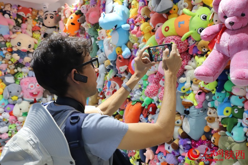 Seorang wartawan asing mengambil foto di sebuah kilang mainan plush di Ankang, Provinsi Shaanxi, barat laut China. (Foto oleh Li Zhiqiang)