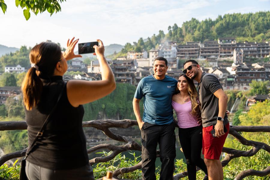 Pelancong asing mengambil foto di kawasan pemandangan Pekan Furong di kaunti Yongshun, Kawasan Autonomi Tujia dan Miao Xiangxi di Provinsi Hunan, tengah China pada 7 November 2024. (Xinhua/Chen Sihan)