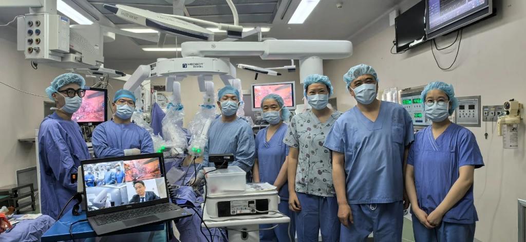 Pakar perubatan mengambil gambar selepas pembedahan berjaya dilakukan. (Foto disediakan oleh Universiti Zhejiang)