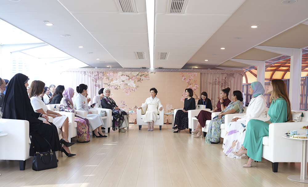 Peng Liyuan Bawa Isteri Pemimpin Asing Menyusuri Sungai Haihe