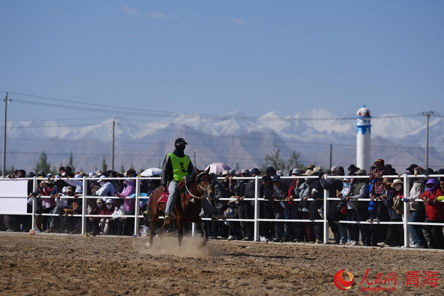 Pertandingan menunggang kuda tradisional diadakan semasa Pesta Naadam kesembilan di bandar Golmud, Kawasan Autonomi Tibet dan Mongolia Haixi di Provinsi Qinghai, barat laut China. (People’s Daily Online/Kuang Yu)
