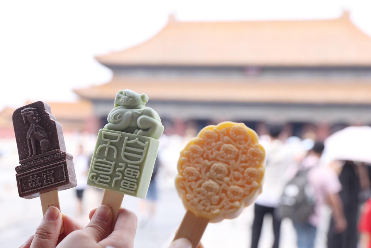 Pelancong mengambil gambar aiskrim bertemakan Muzium Istana. (Foto oleh Chen Xiaogen)