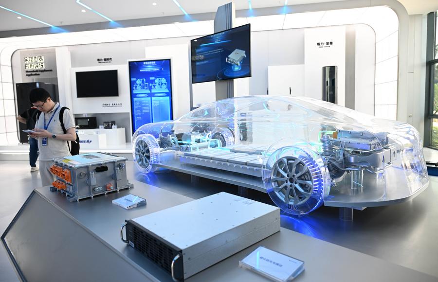 Foto modul pengecasan silikon karbida dan pengawal motor daya tarikan untuk kenderaan tenaga baharu dipamerkan di sebuah syarikat milik Gree Electric Appliances di Provinsi Guangdong, selatan China pada 29 April 2025. (Xinhua/Deng Hua)
