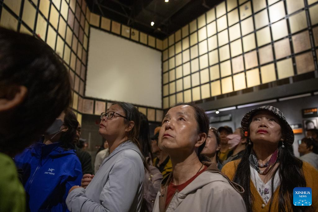 Pengunjung tidak dapat menahan air mata di Dewan Pameran Bukti Kekejaman Jenayah Unit 731 Askar Imperial Jepun di Harbin, Provinsi Heilongjiang pada 18 September 2025. (Xinhua/Zhang Dawei)