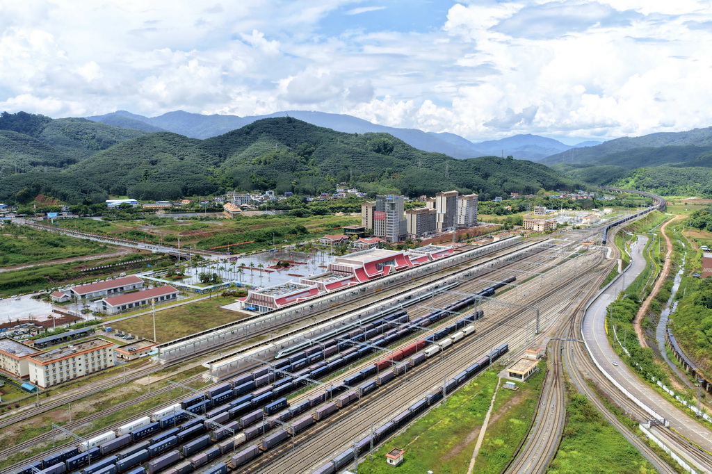 Landasan Kereta Api China–Laos Catat Lebih 60,000 Tren Kargo